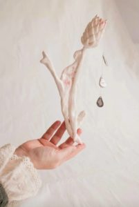 Braiding hair, unbraiding meanings. An interview with the artist Katya Kosa.