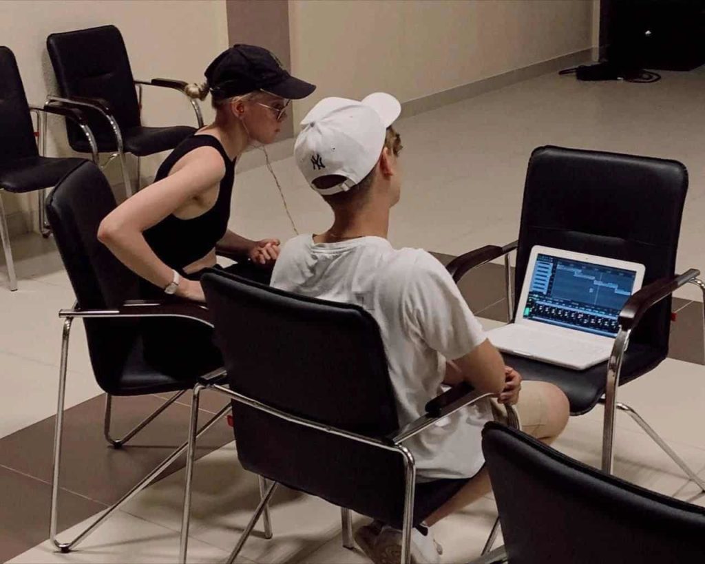 Liza Nogovitsyna working on a sound art piece