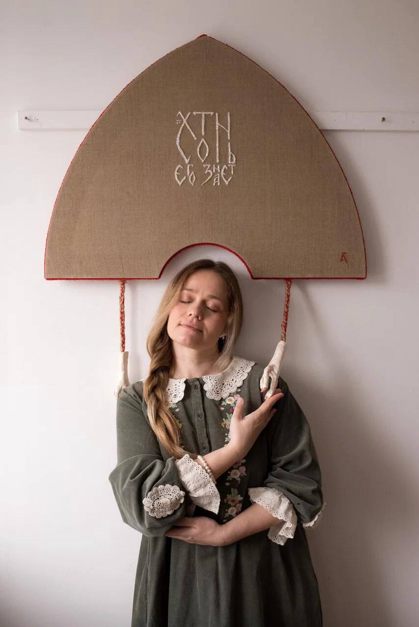 Braiding hair, unbraiding meanings. An interview with the artist Katya Kosa.