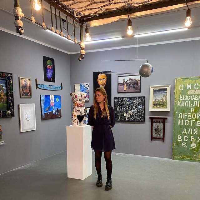 Maria Hiltunen-Sedoshenko in a contemporary art gallery